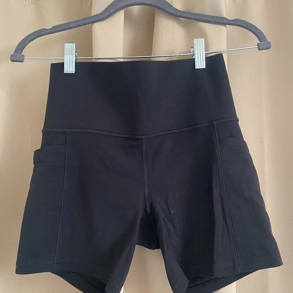 Athleta Salutation Stash High Rise 5 Short w/ Side Pockets
